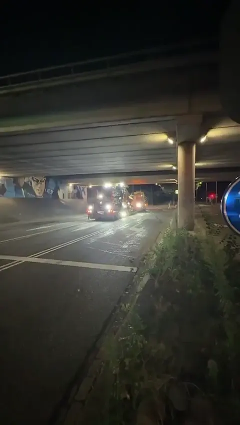 Op locatie bij het viaduct