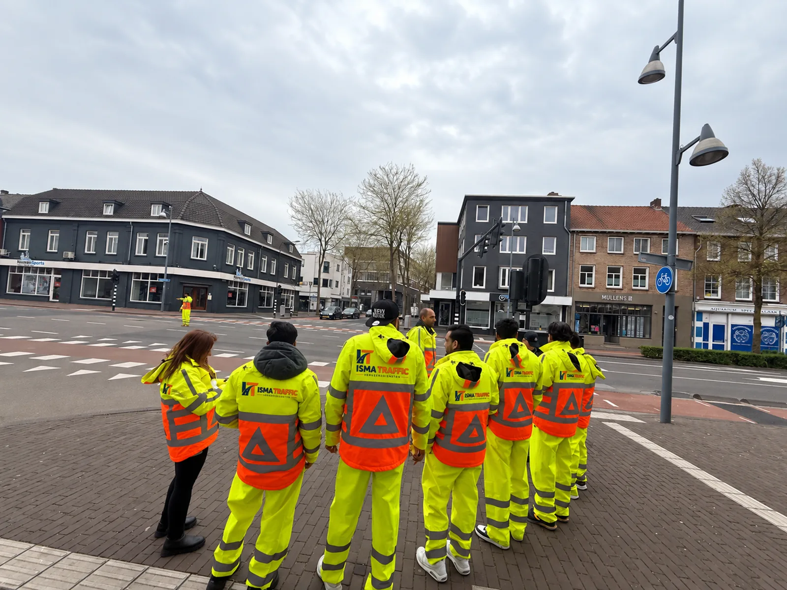 Het team bespreekt de verkeerssituatie