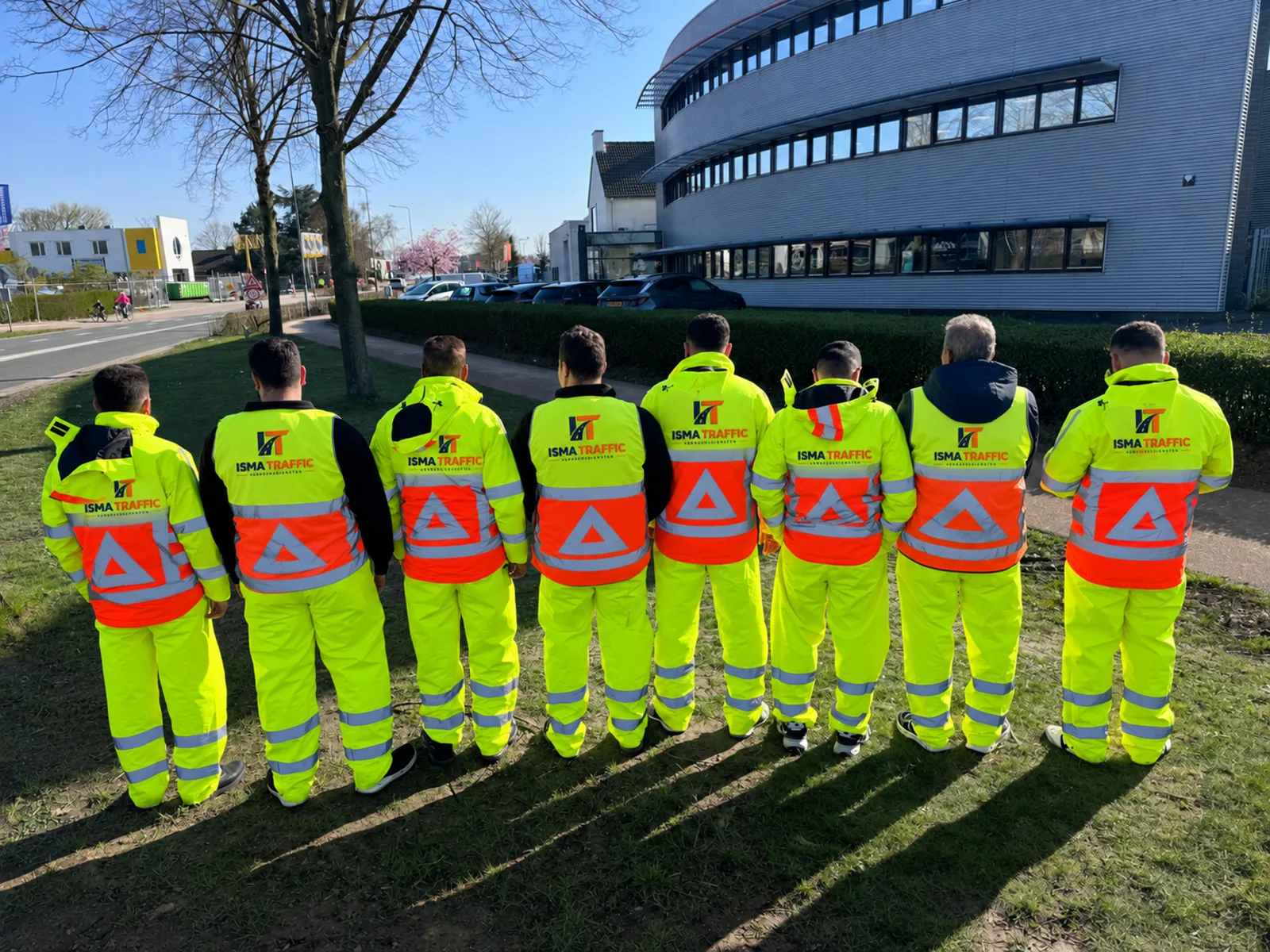 Het team van Isma Traffic in uniform